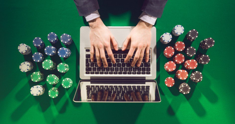 How are online slots different from live slots?
