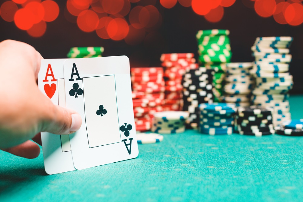 Using online poker guides to avoid silly mistakes